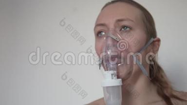 一个女人<strong>治疗肺炎</strong>。 它用喷雾器吸入